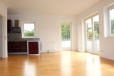 Wohnzimmer mit Küche - Penthouse Wohnung mit großer Dachterrasse im Herzen von Volksdorf – vermietet