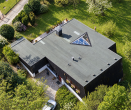 Ansicht Haus und Grundstück - Beeindruckendes Architektenhaus mit großer Lichtkuppel