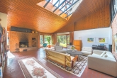 Wohnzimmer mit großem Dachfenster - Beeindruckendes Architektenhaus in bevorzugter Lage